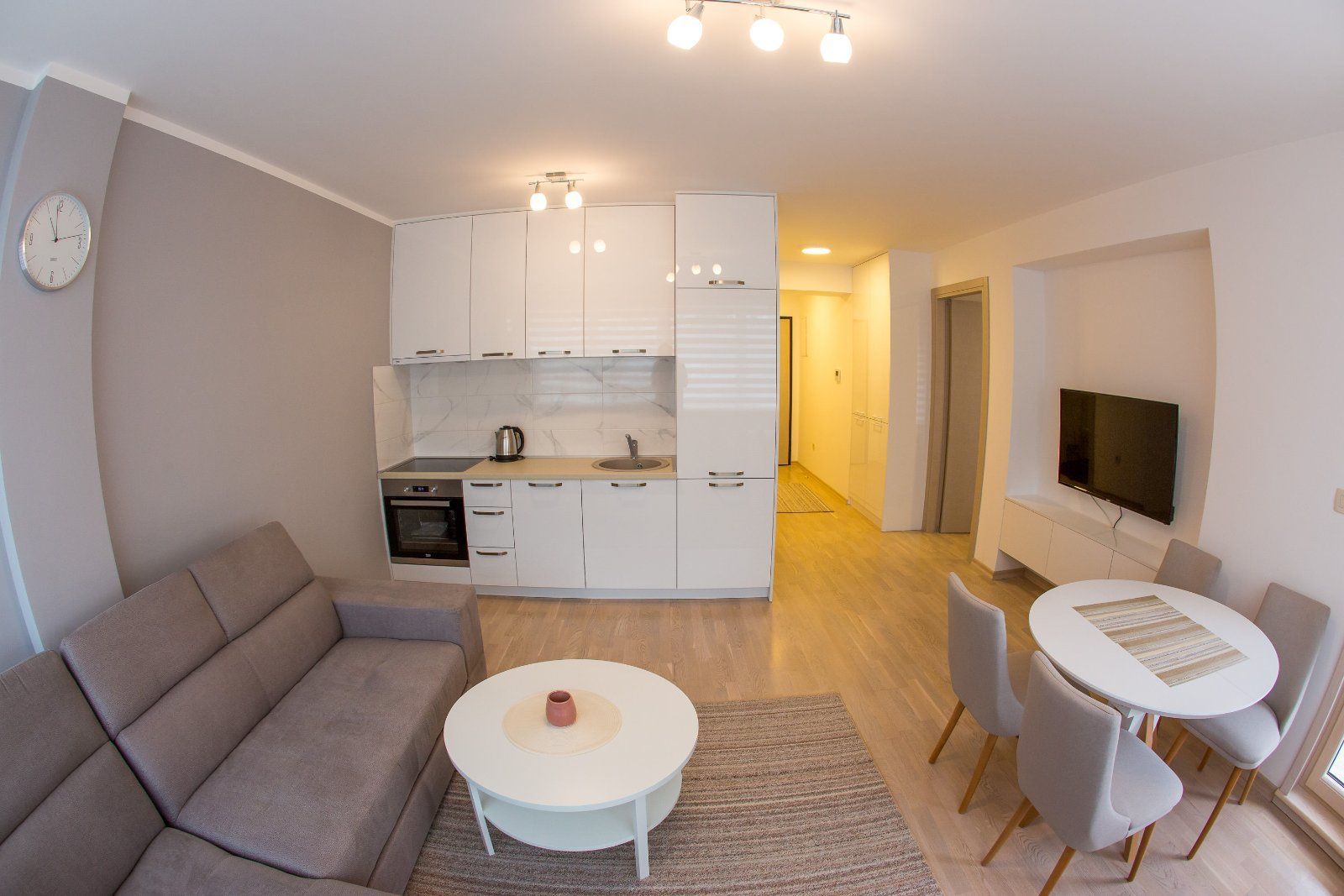 Izdavanje opremljenog jednosobnog stana 50 m² u zgradi Fontana – 150 m od mora, centar Budve (NA PERIOD DO 01.06.2027) - Amfora Real Estate