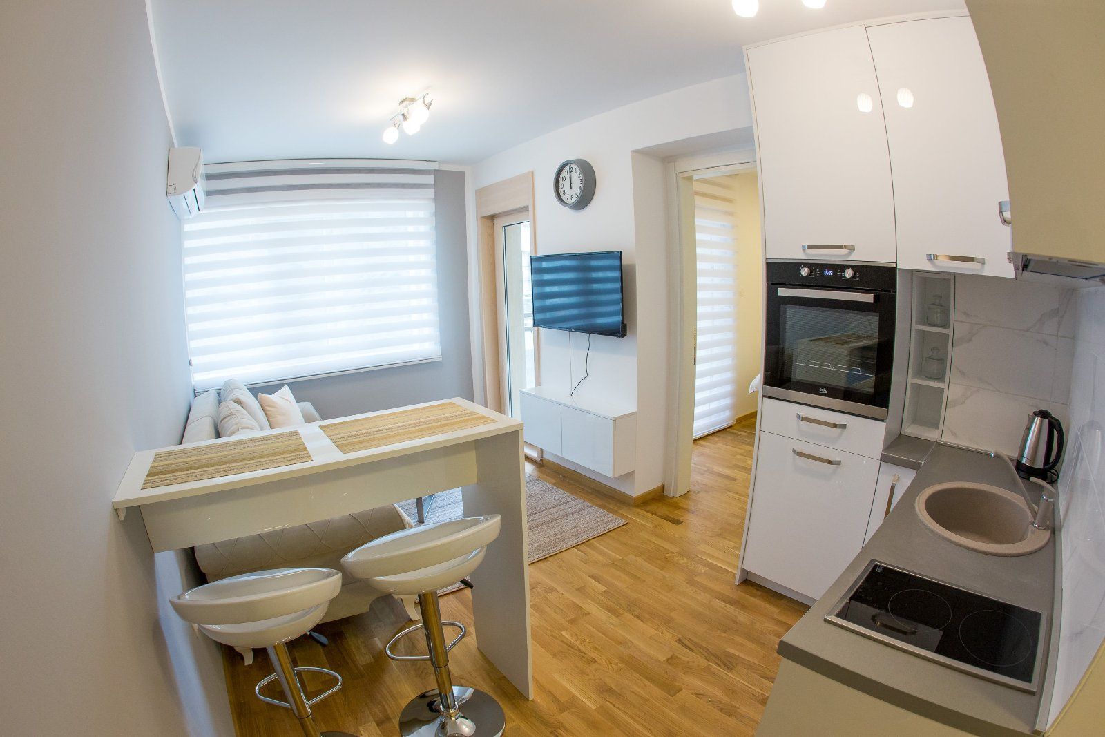 Izdavanje opremljenog jednosobnog stana 42m² u zgradi Fontana – 150 m od mora, centar Budve (NA PERIOD DO 01.06.2027) - Amfora Real Estate