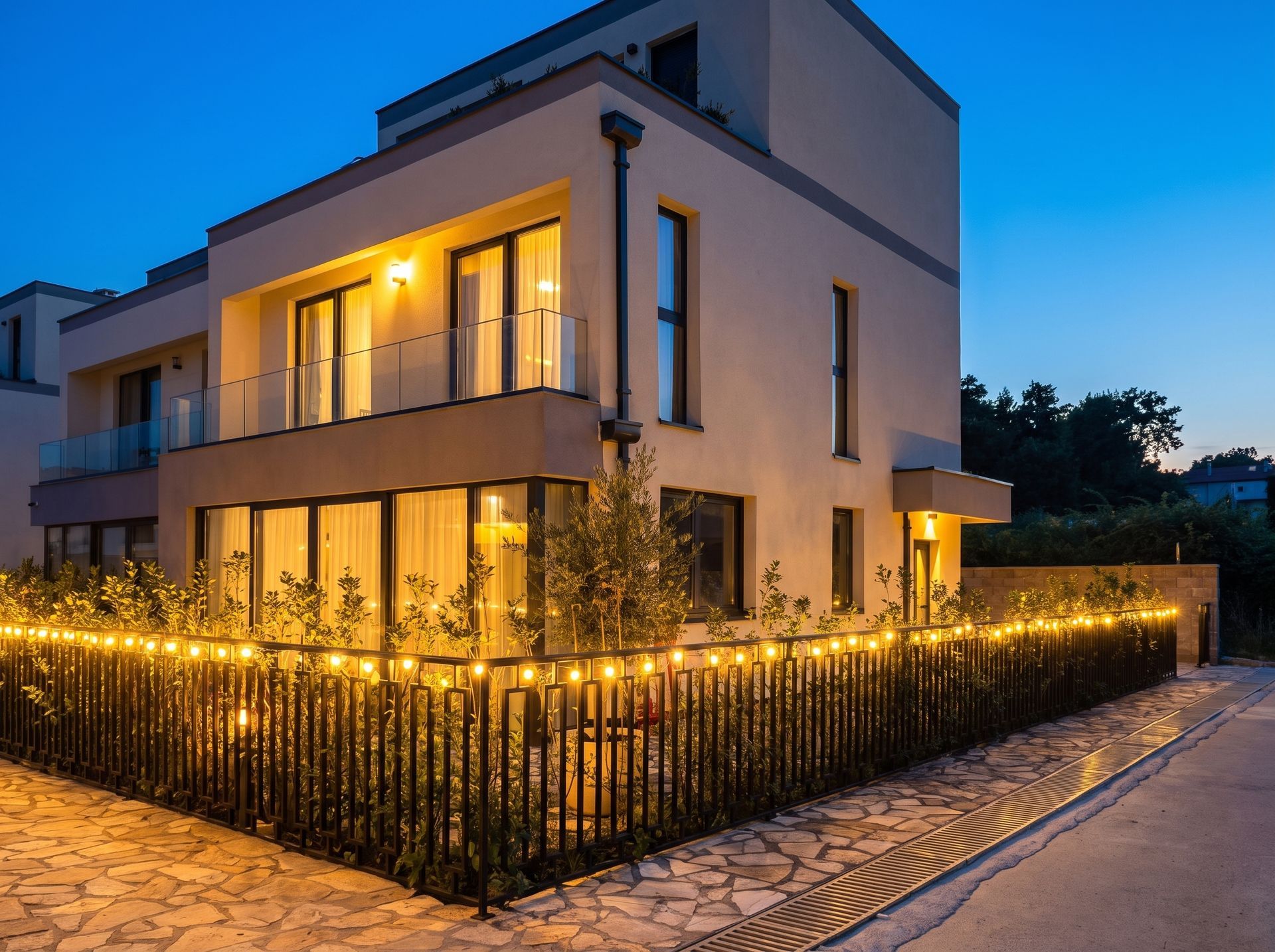 Prodaja trospratne kuce 167 m² u zatvorenom kompleksu sa bazenom – Lastva Grbaljska, Budva - Amfora Real Estate