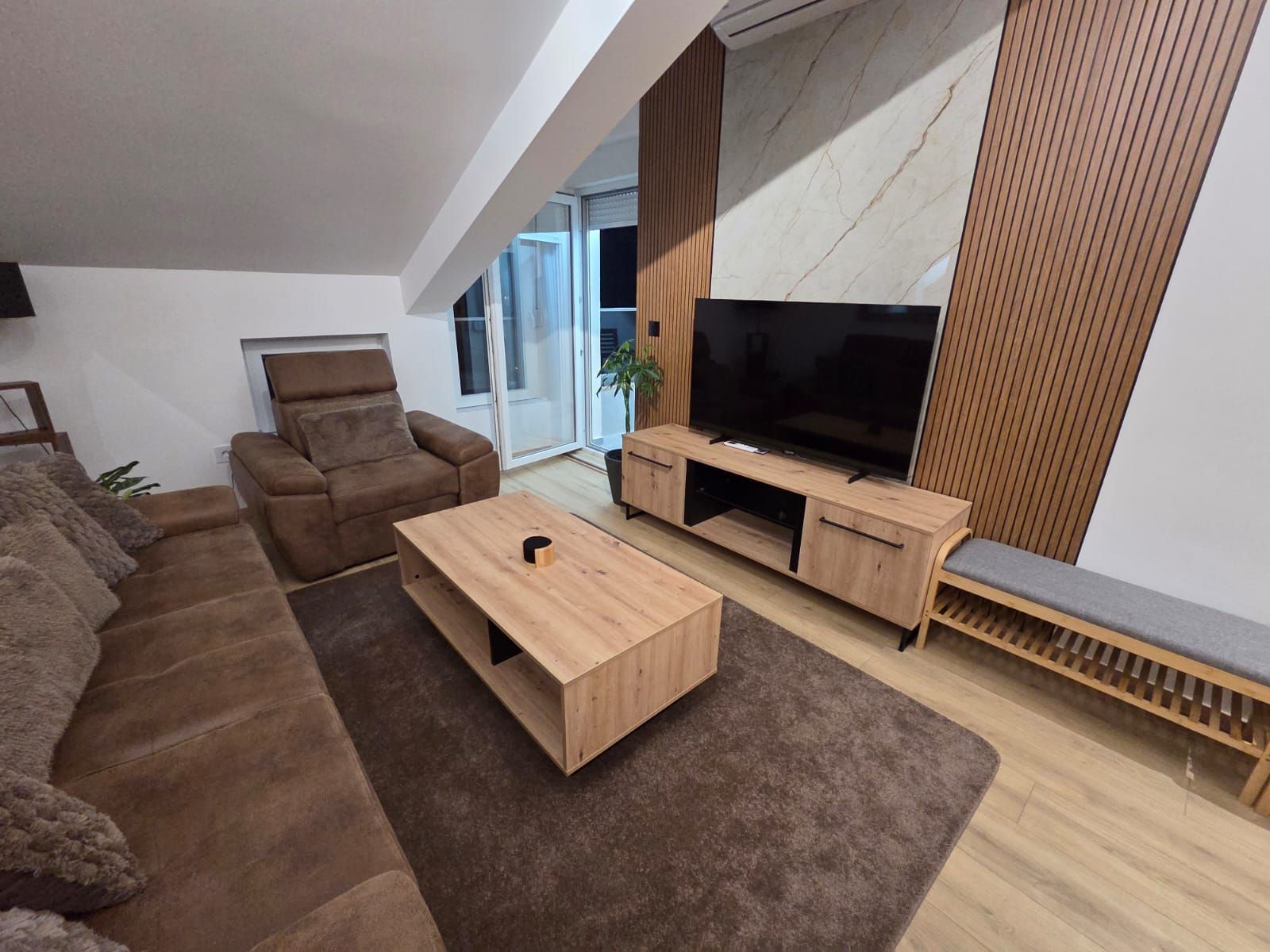 Izdavanje novog jednosobnog stana sa pogledom na more i garažnim mestom – Potkošljun, Budva (na period do 01.06.2027) - Amfora Real Estate
