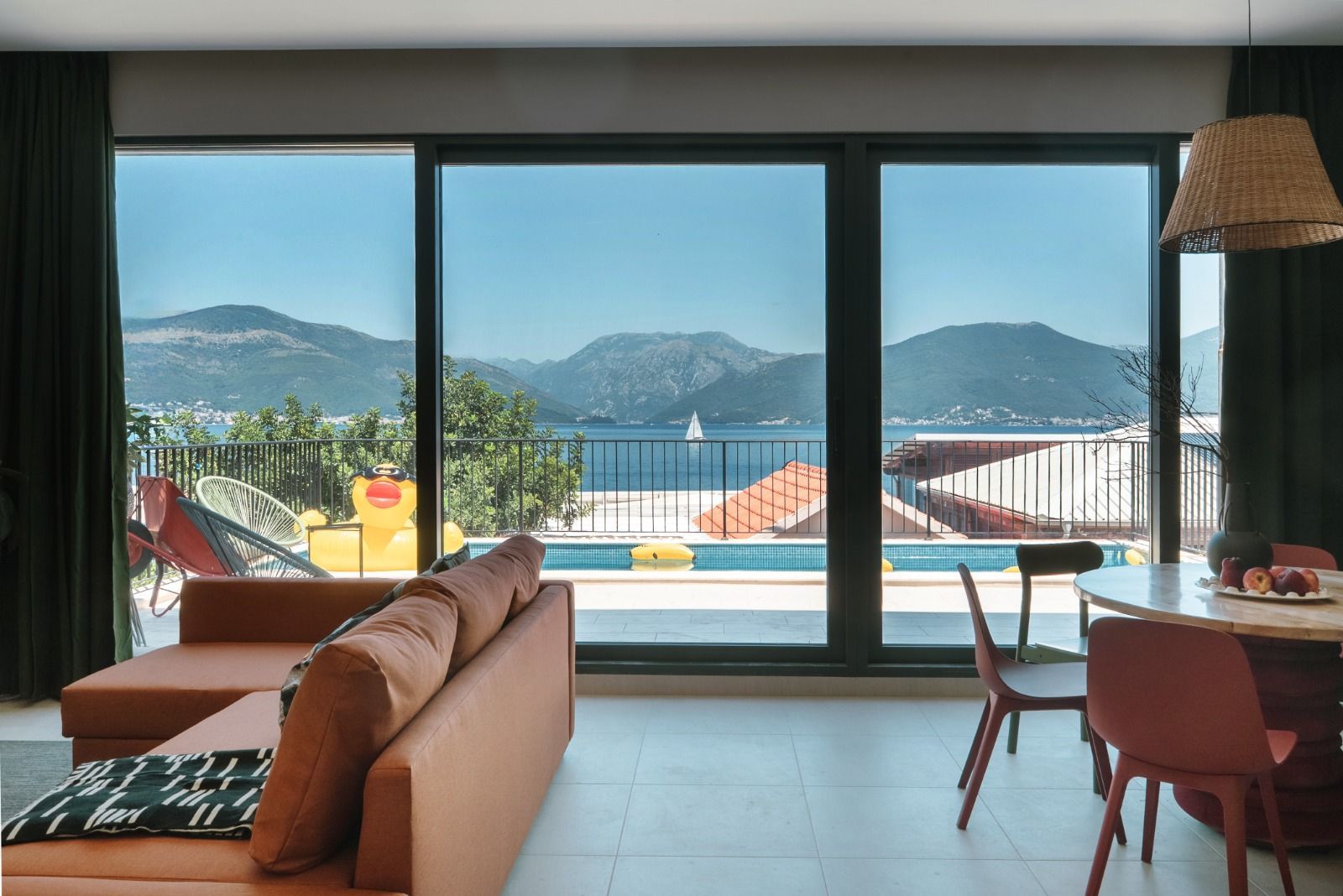 Izdavanje luksuzne vile 200 m² sa bazenom, na 10 metara od mora – Krašići, Tivat (Izdavanje na duzi period) - Amfora Real Estate