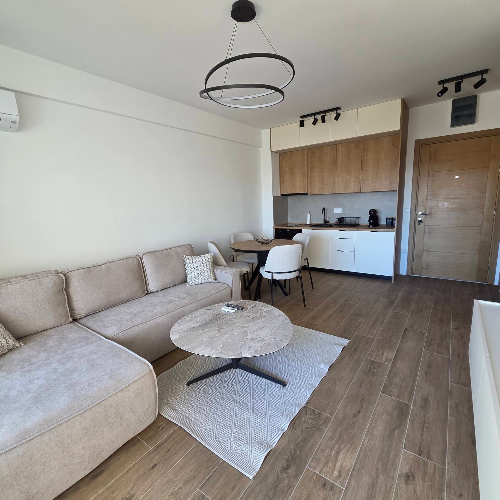 Izdavanje nameštenog jednosobnog stana 43 m² sa pogledom na more – Podkošljun/Lazi, Budva (na period do 01.06.2027) - Amfora Real Estate