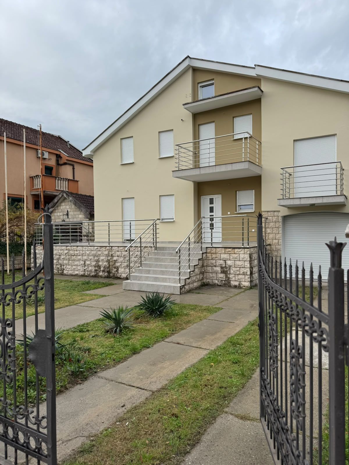 Izdavanje prostrane renovirane kuće 500 m² – Stari Aerodrom, Podgorica (na duzi period) - Amfora Real Estate
