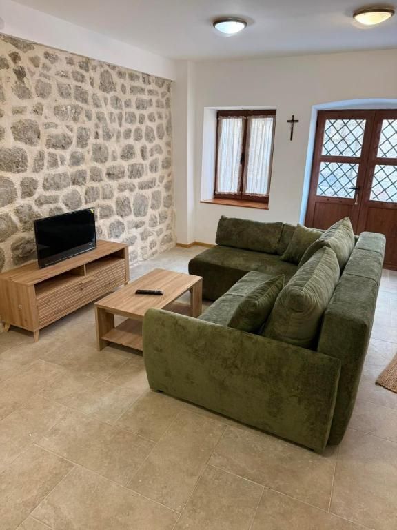 Izdavanje jednosobnog stana 60 m² u Starom gradu – Budva, 30 m od mora - Amfora Real Estate