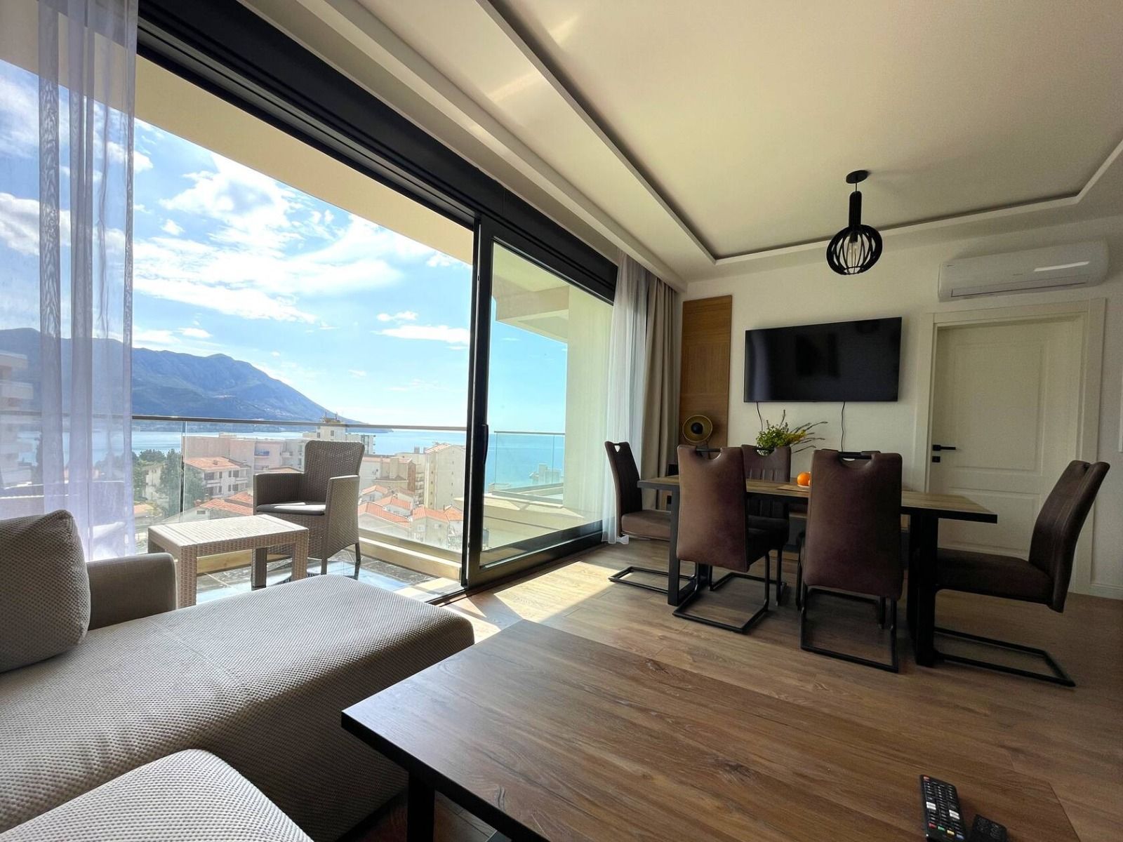 Izdavanje luksuznog dvosobnog penthousea od 130 m² sa privatnom krovnom terasom od 30 m² i SPA sadržajima – Bečići, Budva (na duži period) - Amfora Real Estate
