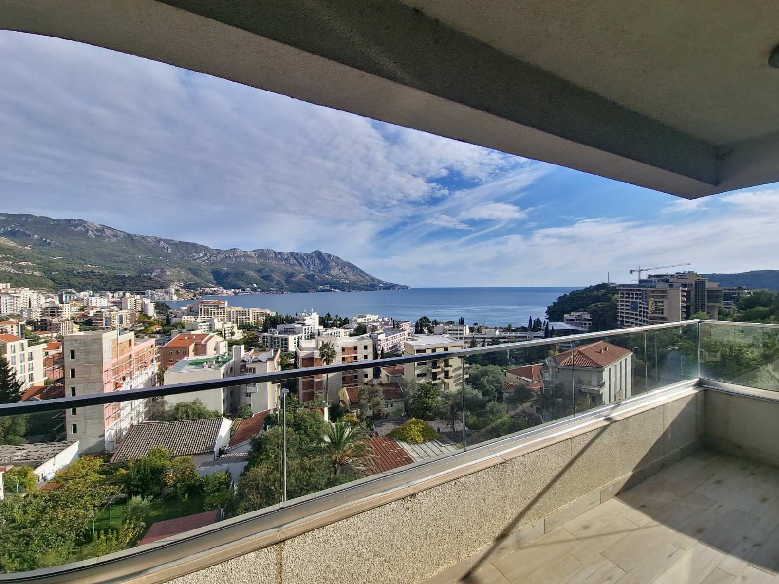 Izdavanje jednosobnog stana sa pogledom na more u Bečićima – Boreti (na period do 01.05.2027) - Amfora Real Estate