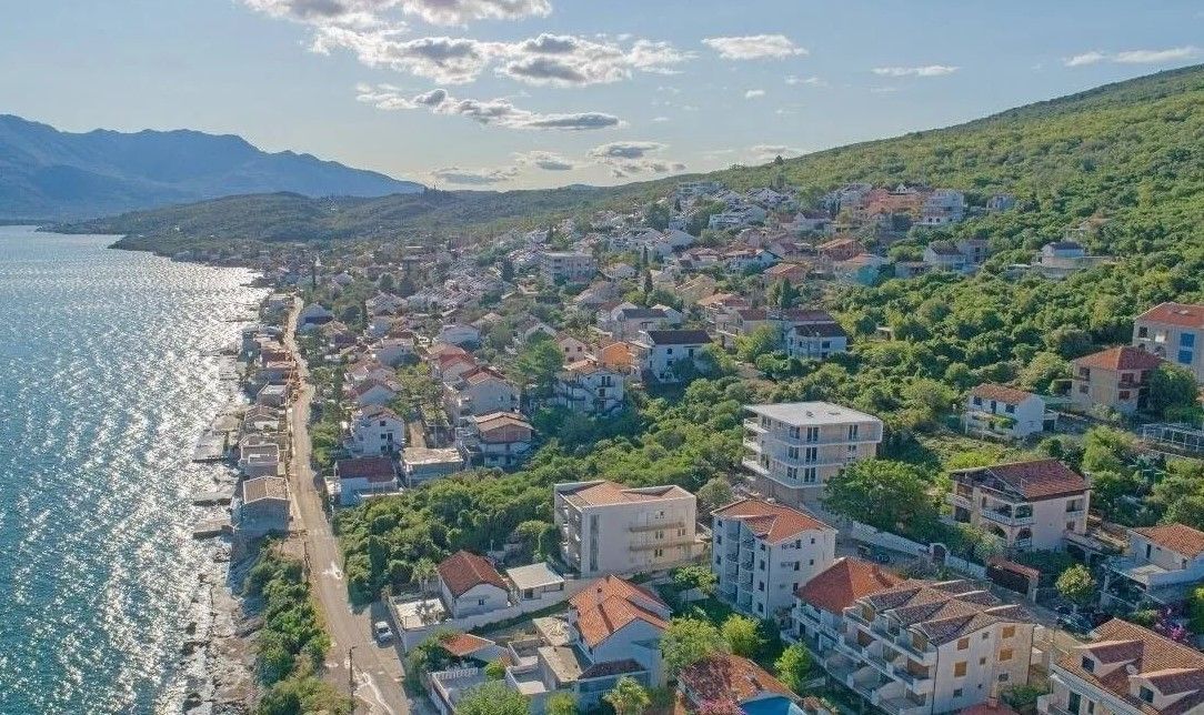 amforaproperty.com/Urbanizovan plac 12.528m2 sa izlazom na more, Krašići