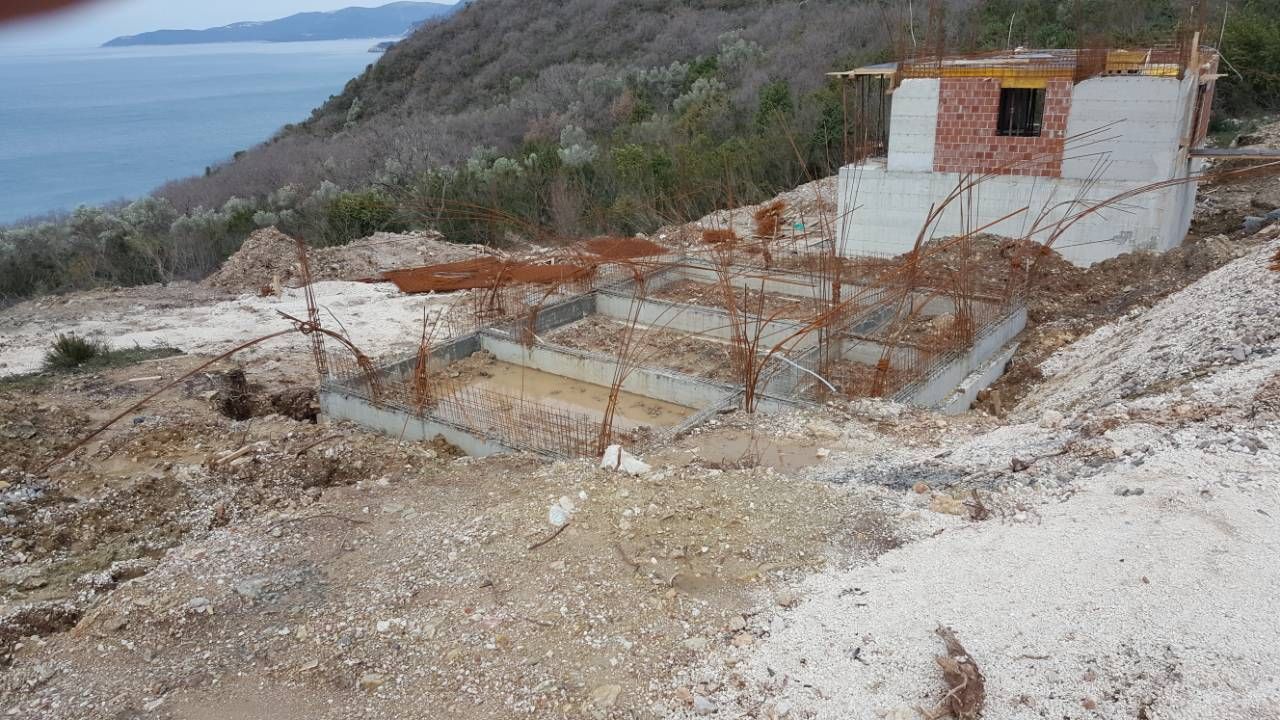 Urbanizovan plac 1200m2 ,sa započetom gradnjom dvije vile. Sveti Stefan, Budva. - Amfora Real Estate
