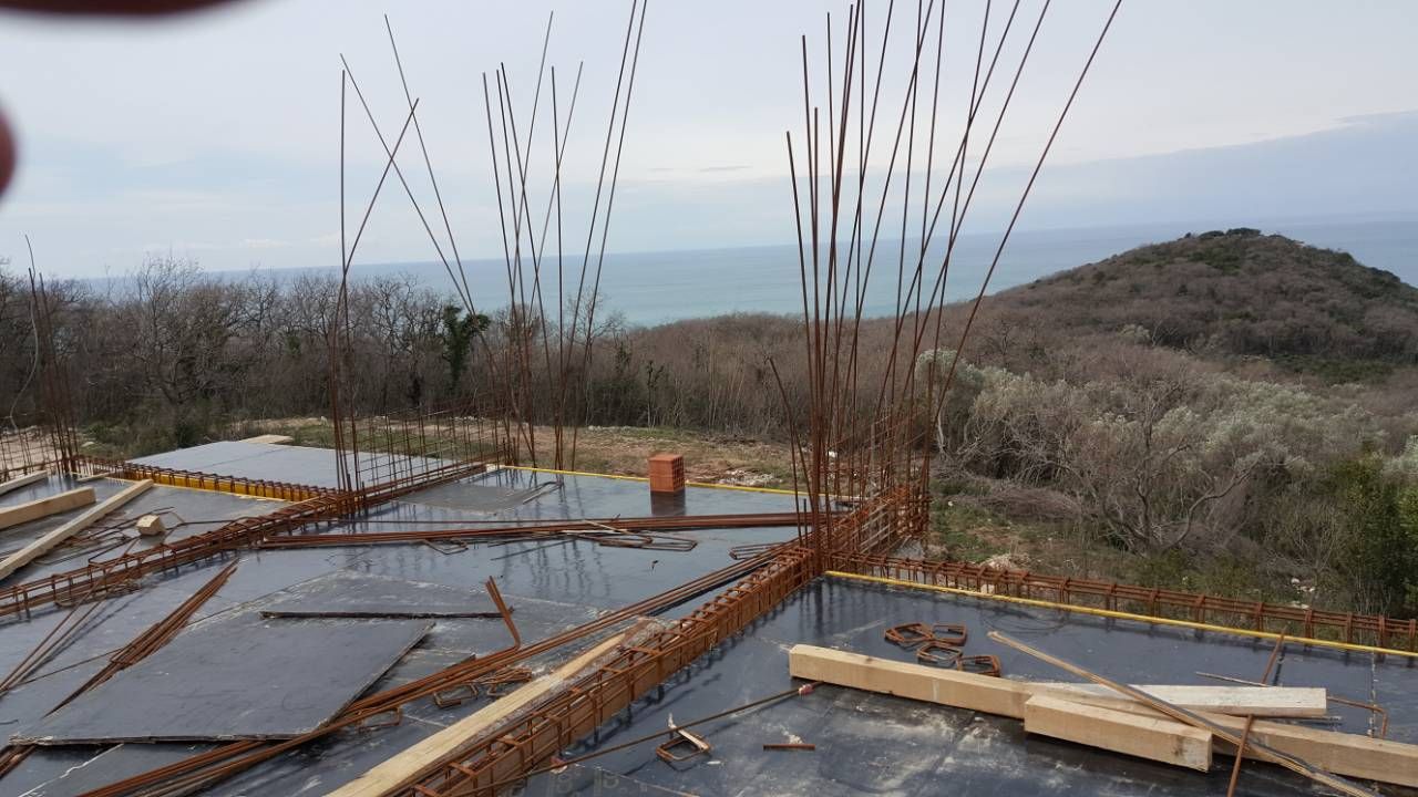 Urbanizovan plac 1200m2 ,sa započetom gradnjom dvije vile. Sveti Stefan, Budva. - Amfora Real Estate