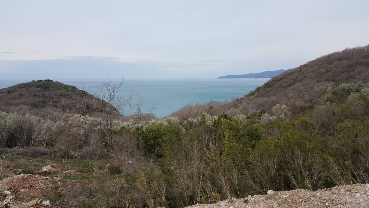 Urbanizovan plac 1200m2 ,sa započetom gradnjom dvije vile. Sveti Stefan, Budva. - Amfora Real Estate