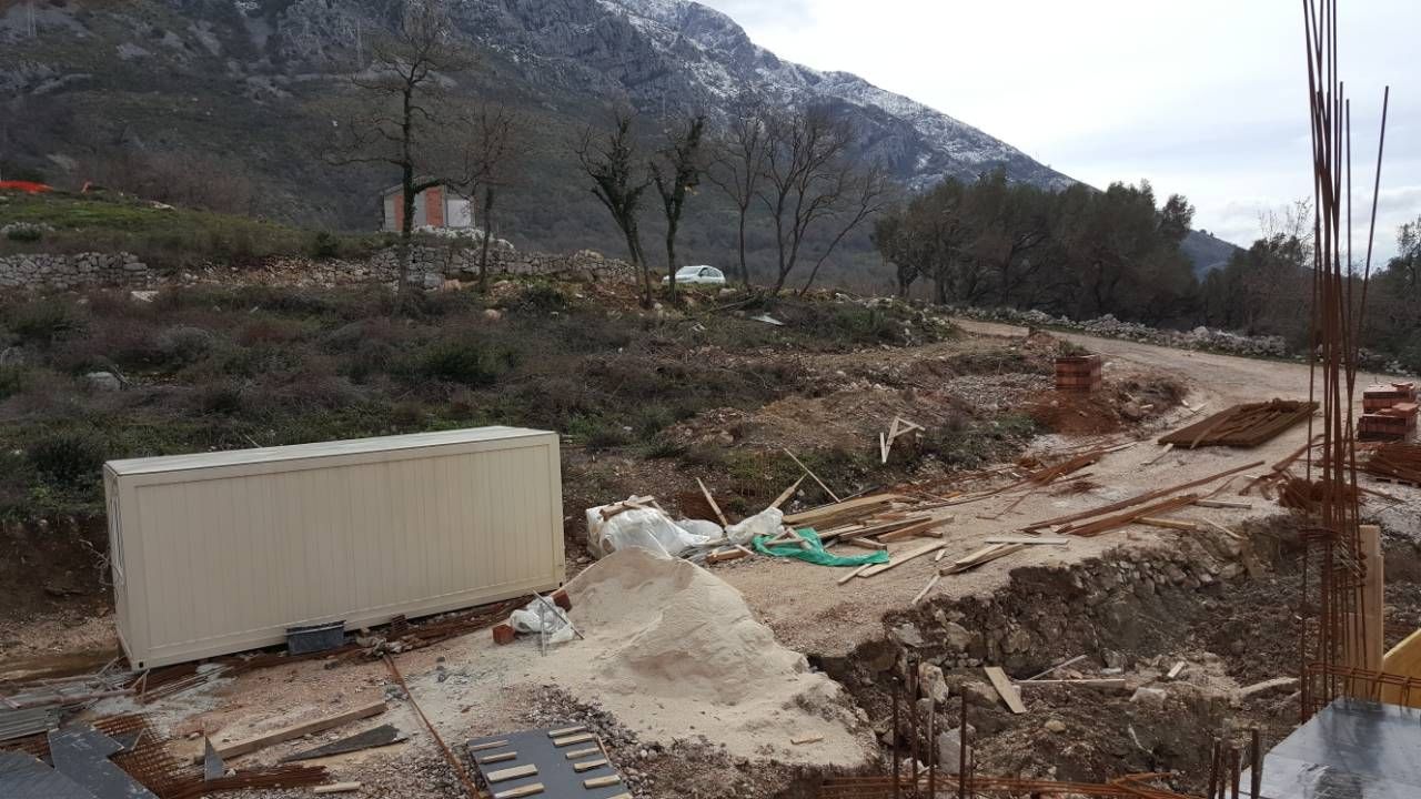 Urbanizovan plac 1200m2 ,sa započetom gradnjom dvije vile. Sveti Stefan, Budva. - Amfora Real Estate