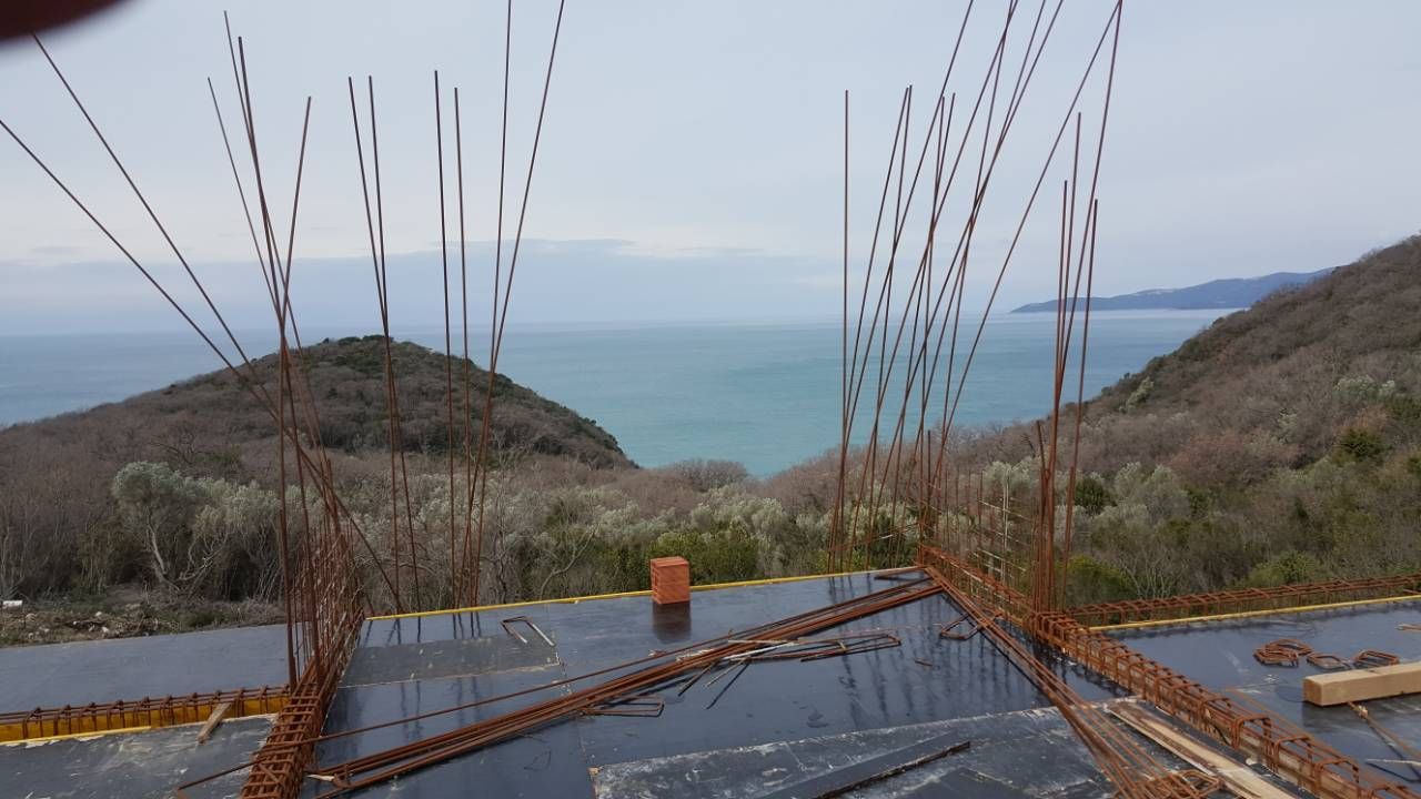 Urbanizovan plac 1200m2 ,sa započetom gradnjom dvije vile. Sveti Stefan, Budva. - Amfora Real Estate