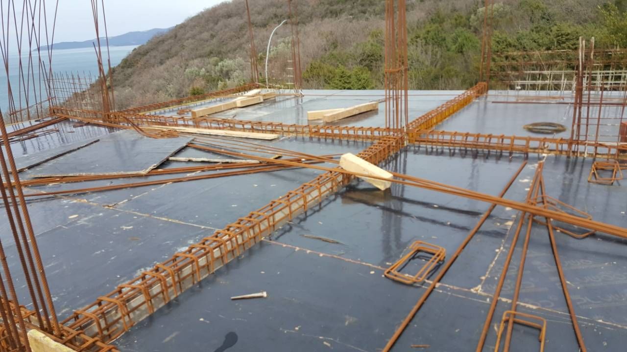 Urbanizovan plac 1200m2 ,sa započetom gradnjom dvije vile. Sveti Stefan, Budva. - Amfora Real Estate