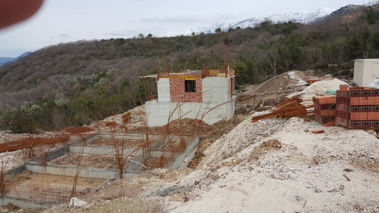 Urbanizovan plac 1200m2 ,sa započetom gradnjom dvije vile. Sveti Stefan, Budva. - Amfora Real Estate