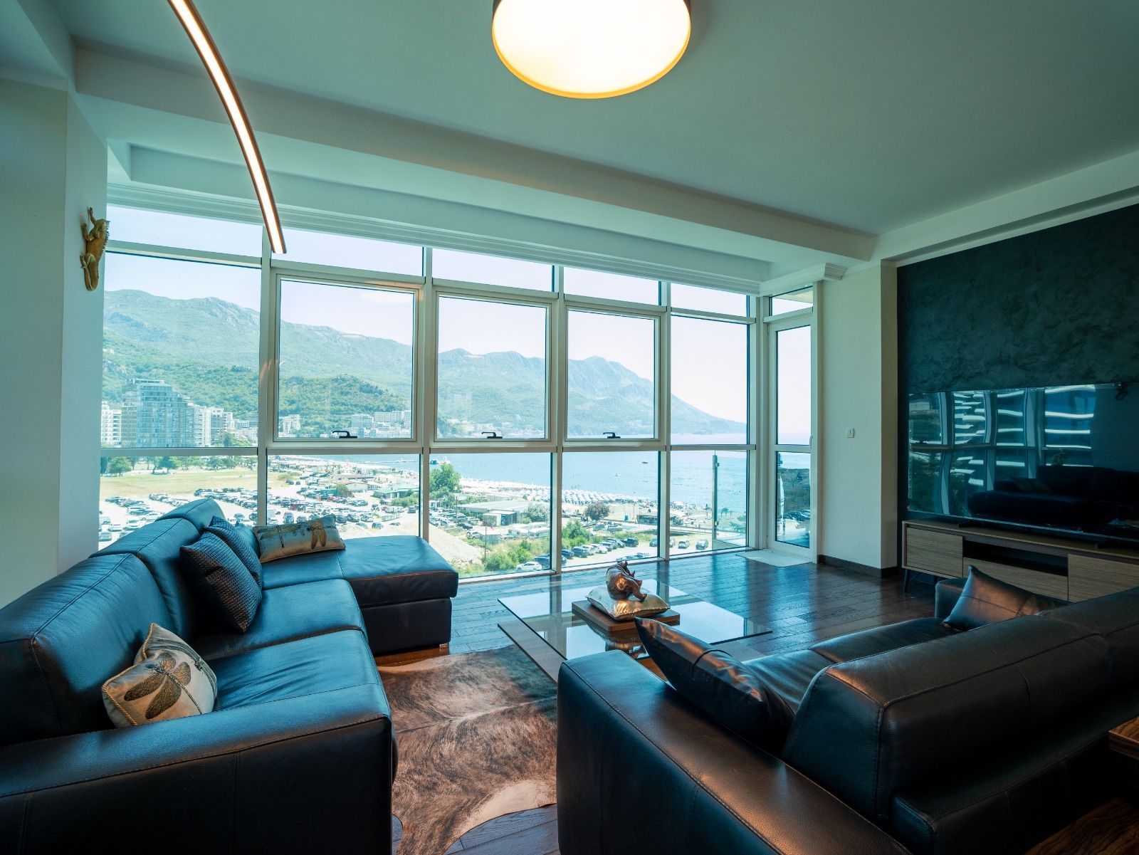 Prodaja dvosobnog opremljenog stana 89 m² sa pogledom na more – prva linija, Bečići - Amfora Real Estate