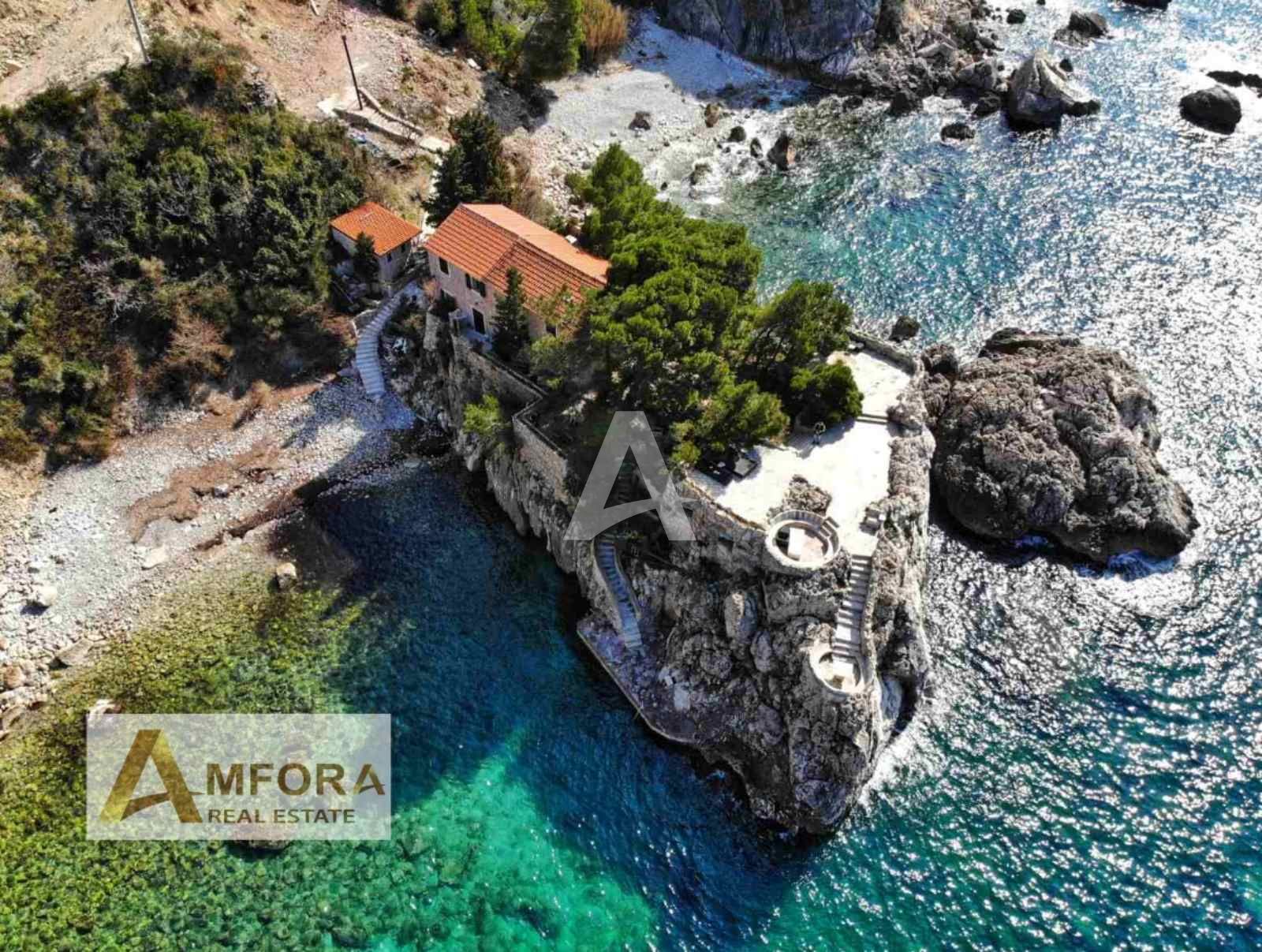 amforaproperty.com/Mali raj na Mediteranu! Vila iz 14 vijeka sa svojim poluostrvom!