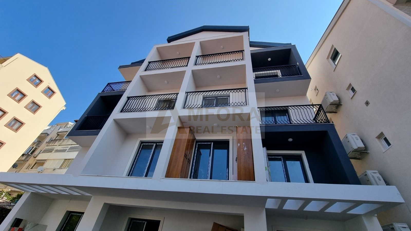 Ekskluzivna ponuda: Novi luksuzni hotel sa 25 soba, bazenom i pogledom na more u srcu Budve - Amfora Real Estate