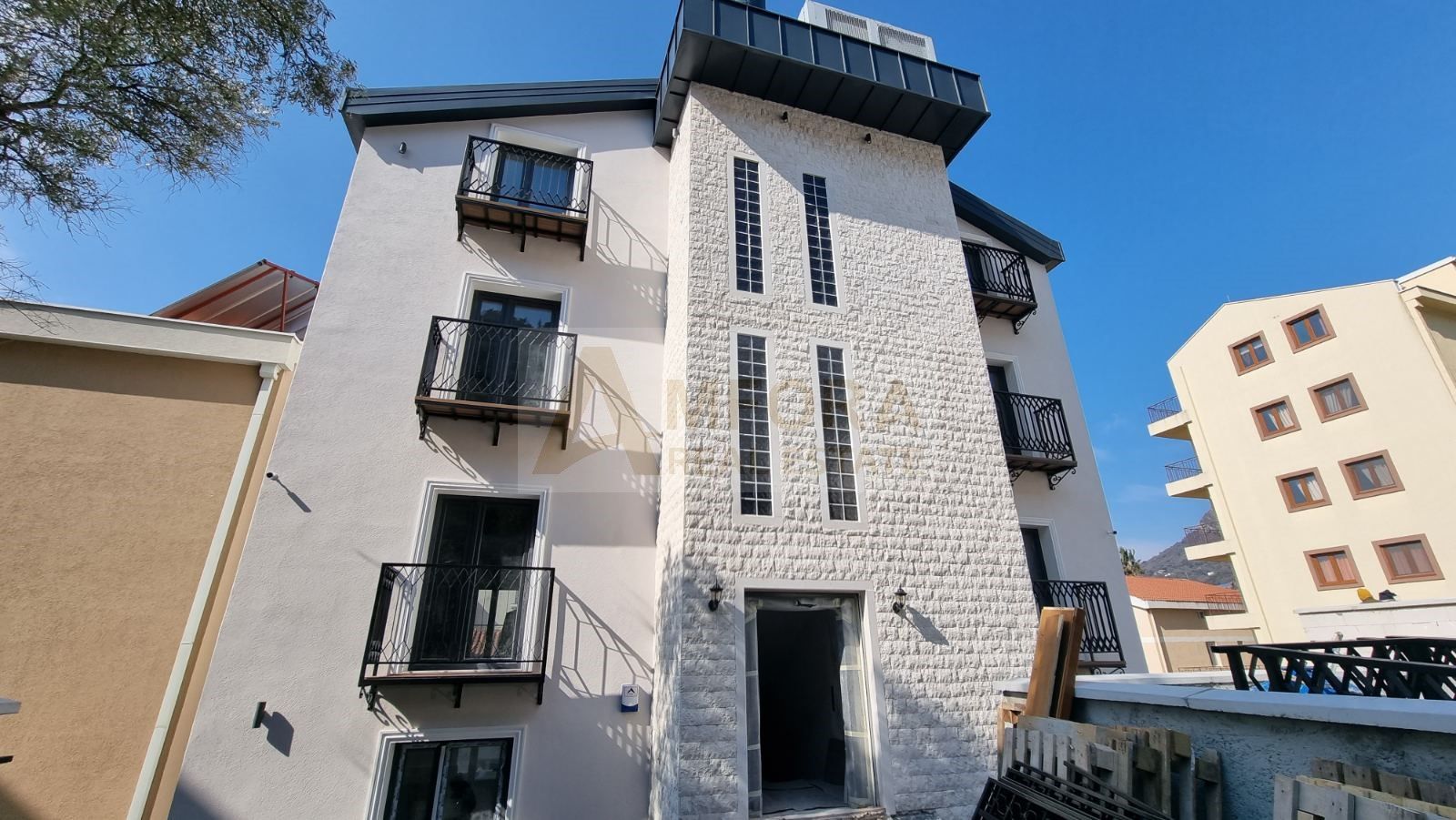 Ekskluzivna ponuda: Novi luksuzni hotel sa 25 soba, bazenom i pogledom na more u srcu Budve - Amfora Real Estate