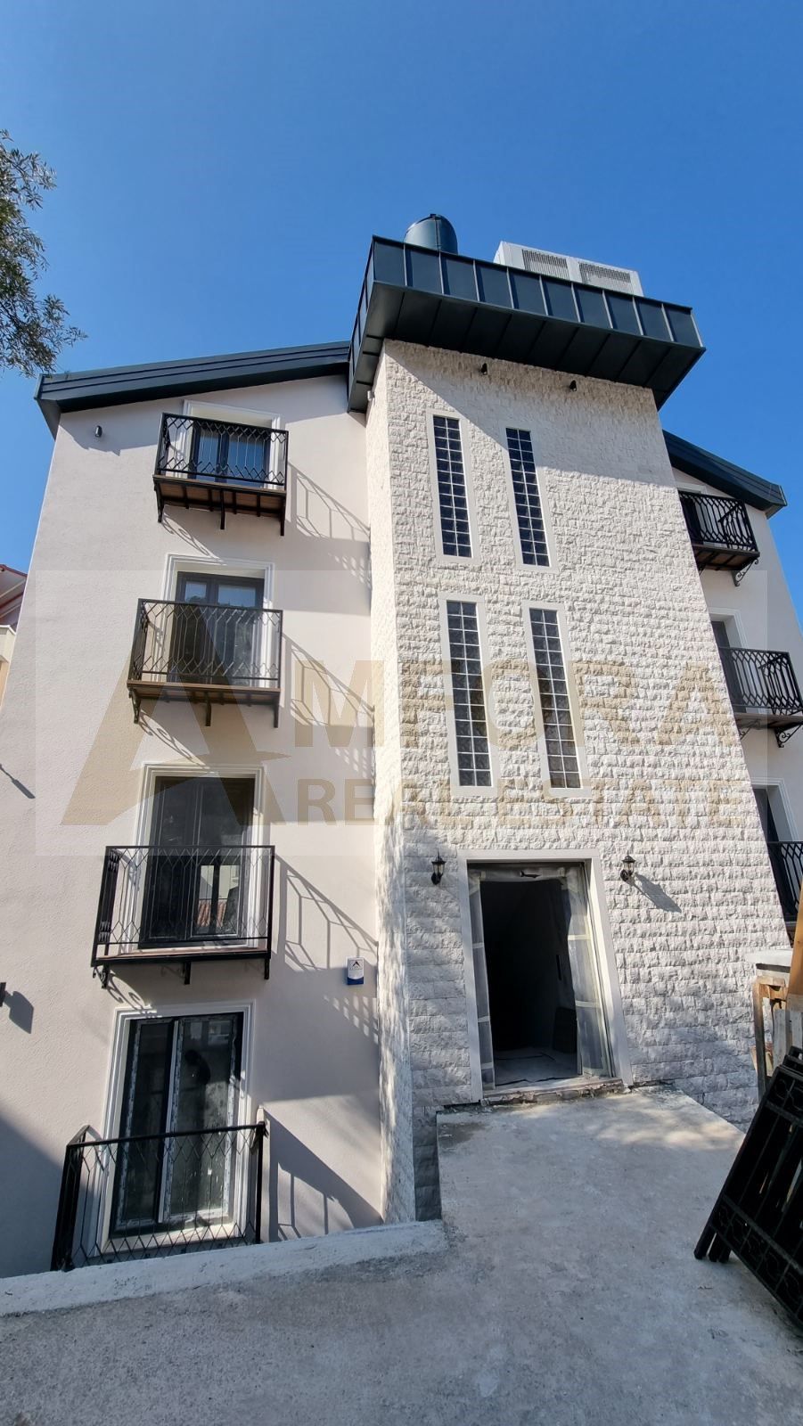 Ekskluzivna ponuda: Novi luksuzni hotel sa 25 soba, bazenom i pogledom na more u srcu Budve - Amfora Real Estate