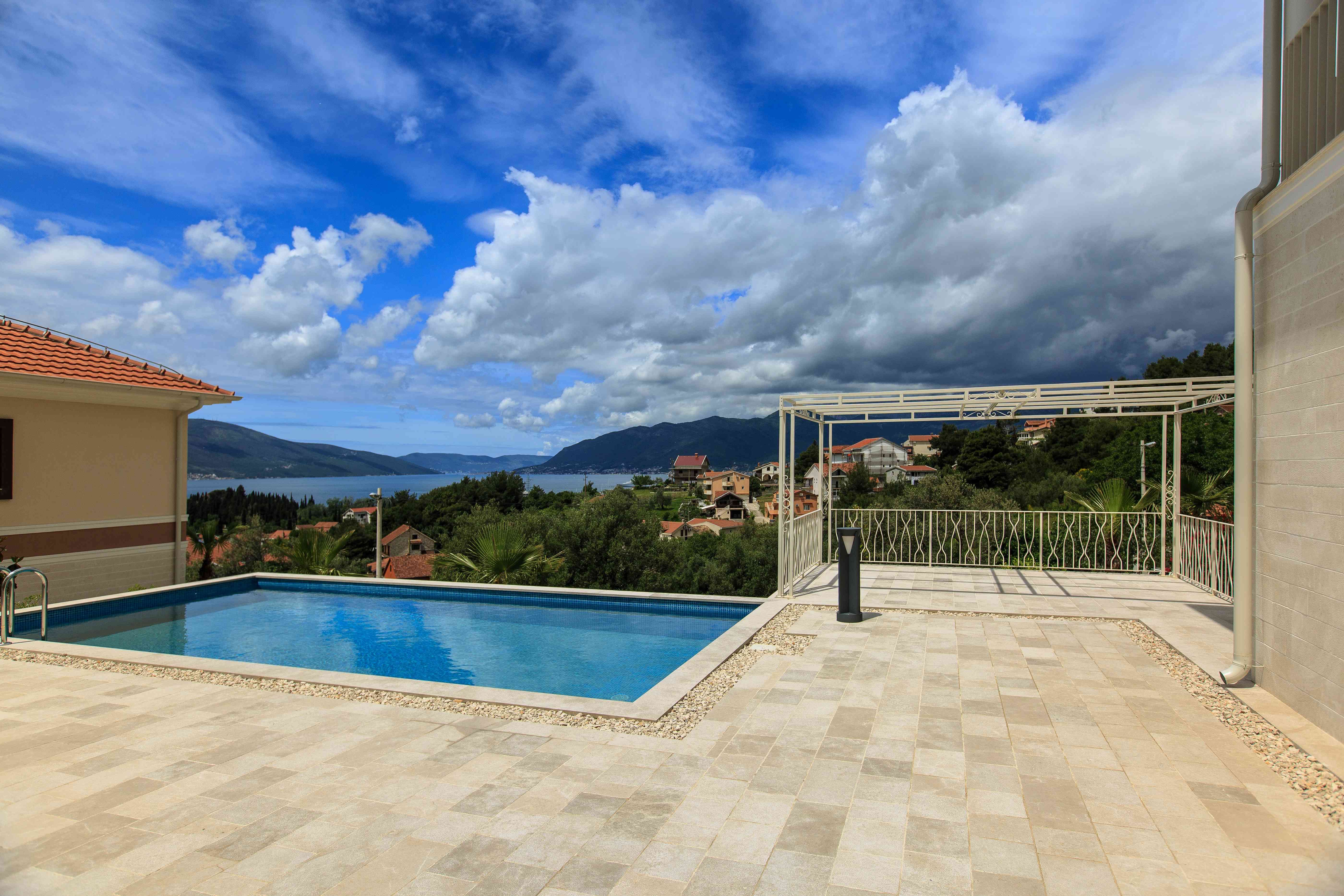 amforaproperty.com/EKSKLUZIVNA PRODAJA VILA TIVAT