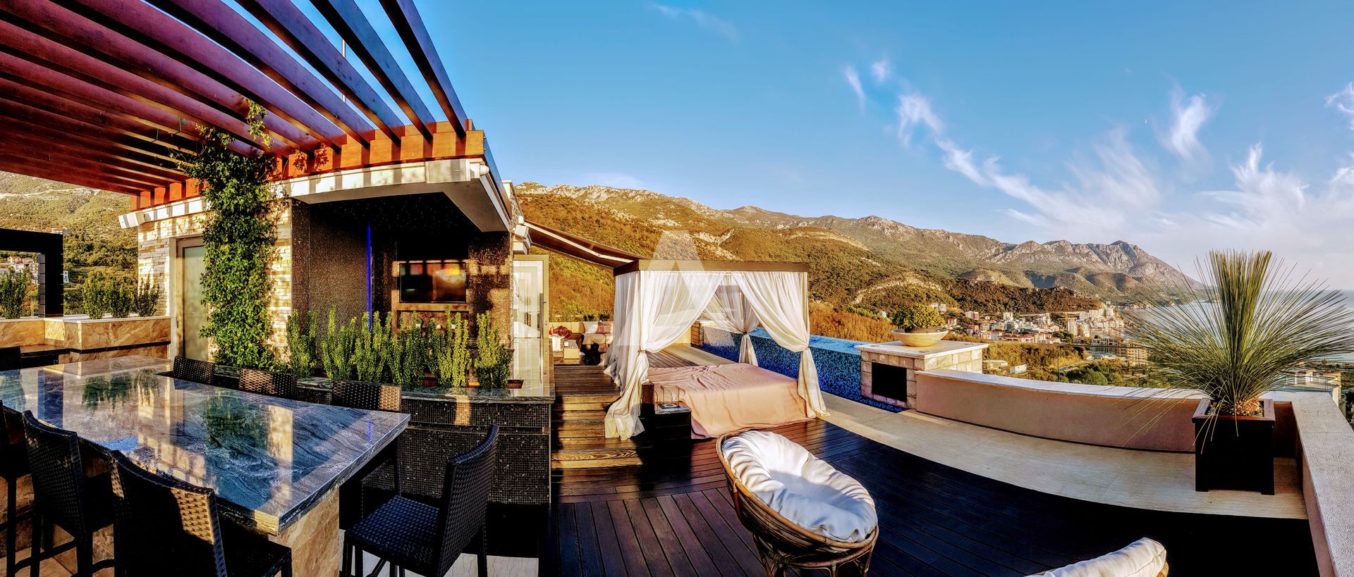 amforaproperty.com/Ekstra luksuzan penthouse sa krovnom terasom i panoramskim pogledom na more,Bečici