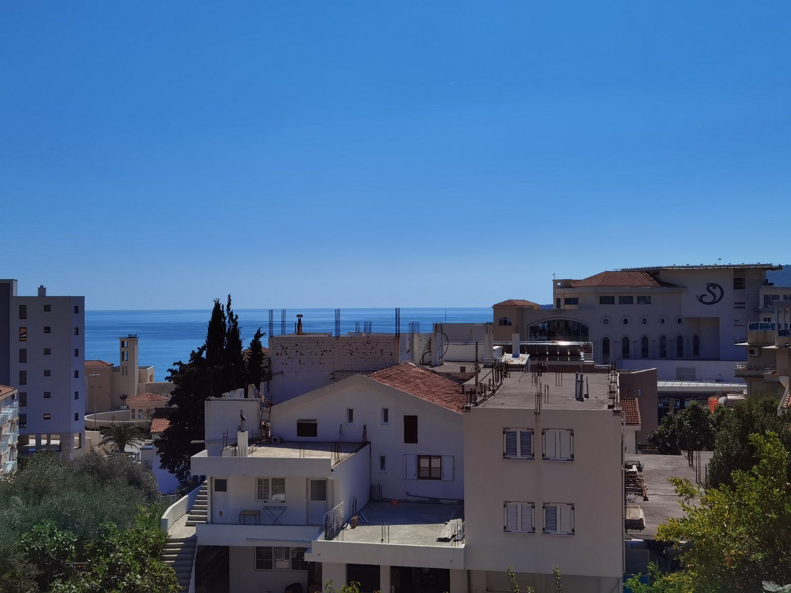 Jednosoban stan sa pogledom na more 59 m2 , preko puta hotela Splendid - Amfora Real Estate