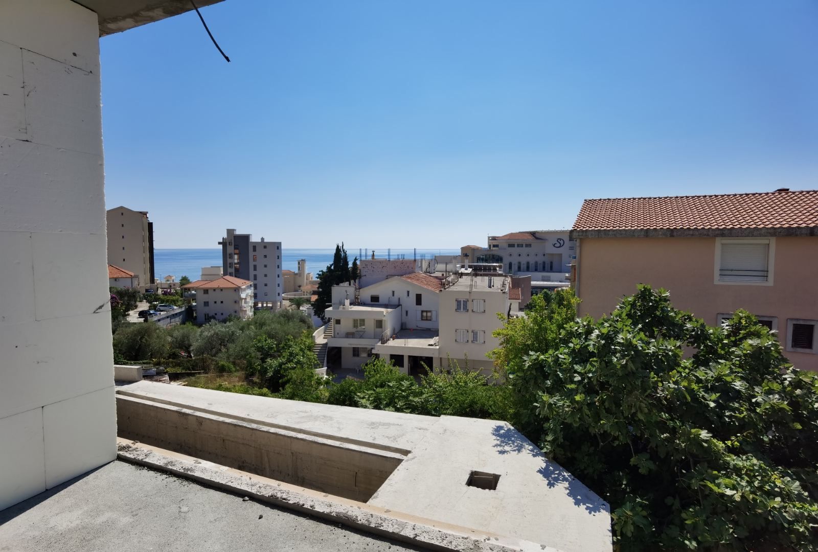 Jednosoban stan sa pogledom na more 59 m2 , preko puta hotela Splendid - Amfora Real Estate