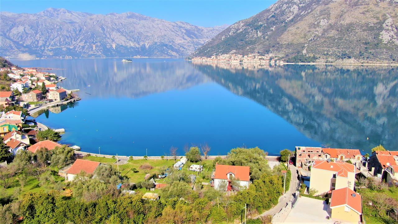 Urbanizovan plac od 1805m2  za izgradnju stambenog objekta. Stoliv - Amfora Real Estate