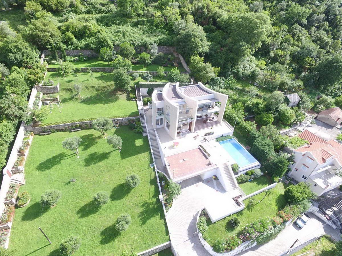 Urbanizovan plac od 1805m2  za izgradnju stambenog objekta. Stoliv - Amfora Real Estate