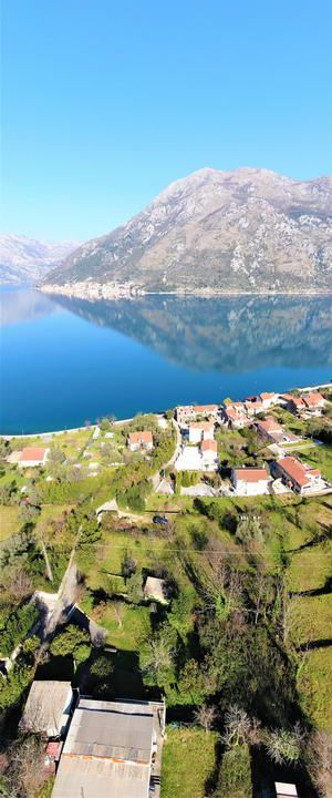 Urbanizovan plac od 1805m2  za izgradnju stambenog objekta. Stoliv - Amfora Real Estate