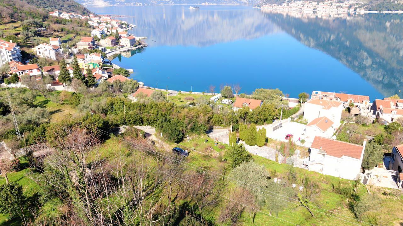 Urbanizovan plac od 1805m2  za izgradnju stambenog objekta. Stoliv - Amfora Real Estate