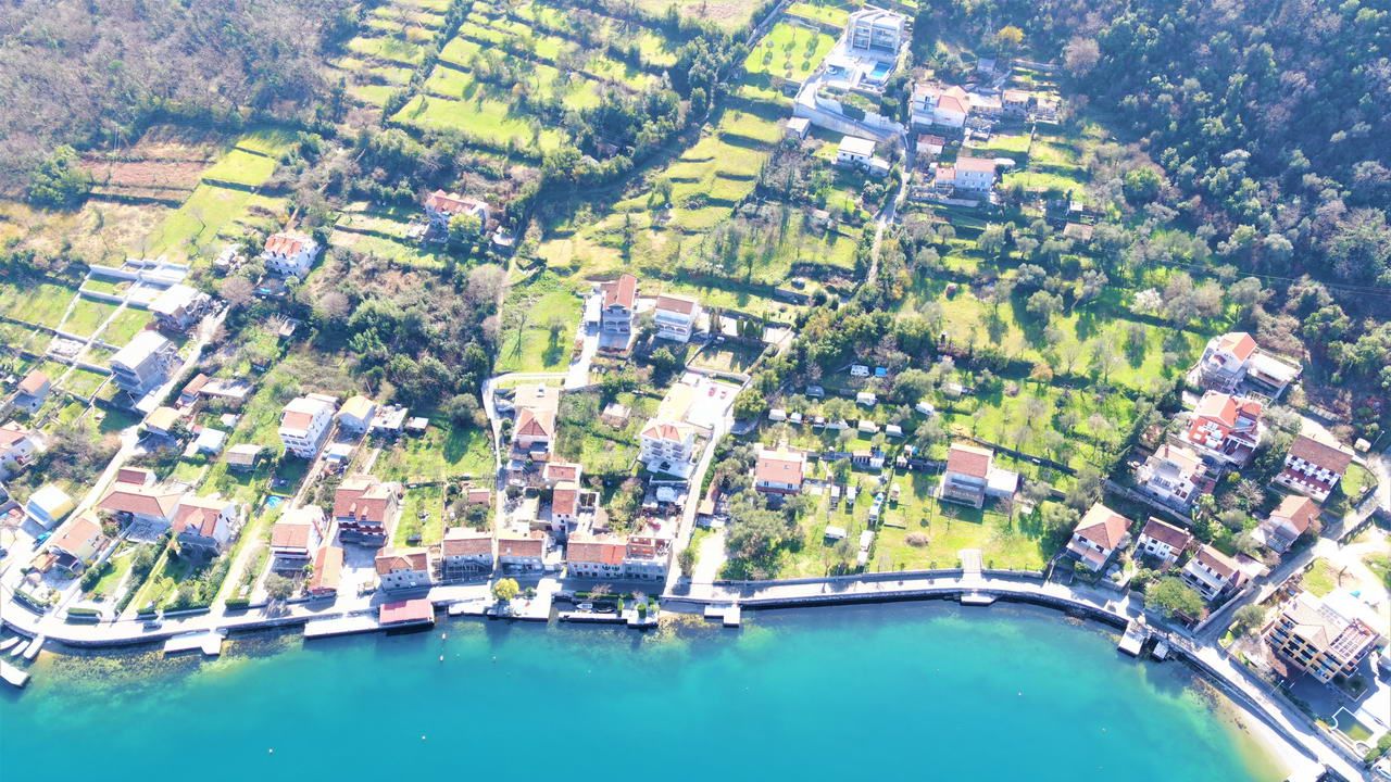 Urbanizovan plac od 1805m2  za izgradnju stambenog objekta. Stoliv - Amfora Real Estate