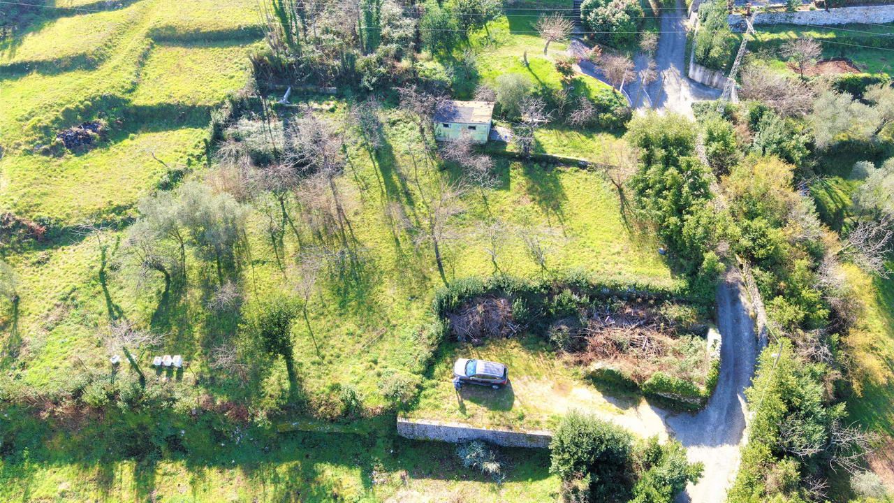 Urbanizovan plac od 1805m2  za izgradnju stambenog objekta. Stoliv - Amfora Real Estate