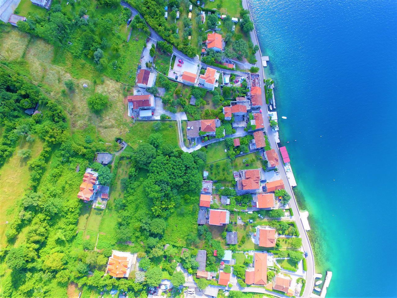 Urbanizovan plac od 1805m2  za izgradnju stambenog objekta. Stoliv - Amfora Real Estate