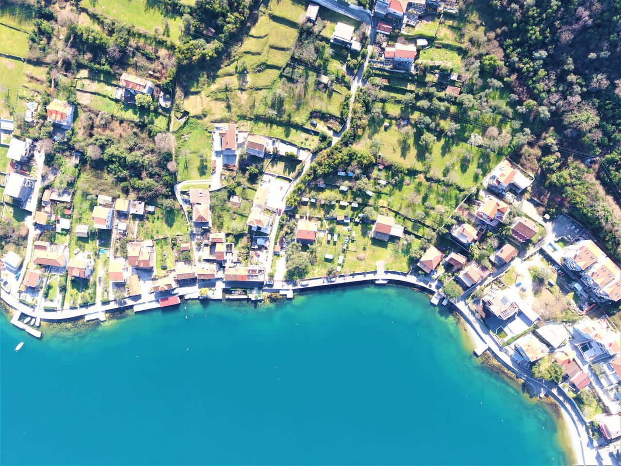 Urbanizovan plac od 1805m2  za izgradnju stambenog objekta. Stoliv - Amfora Real Estate