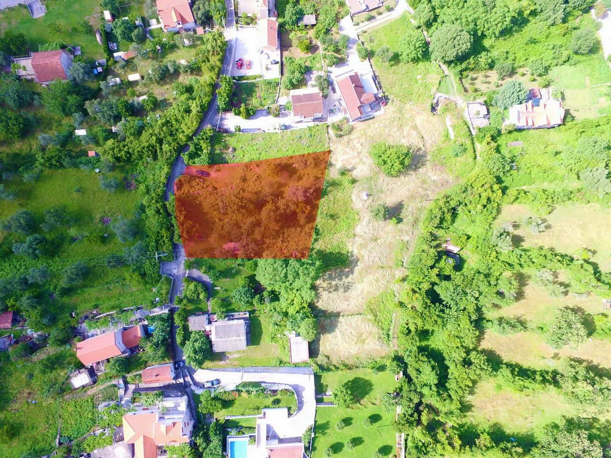 Urbanizovan plac od 1805m2  za izgradnju stambenog objekta. Stoliv - Amfora Real Estate