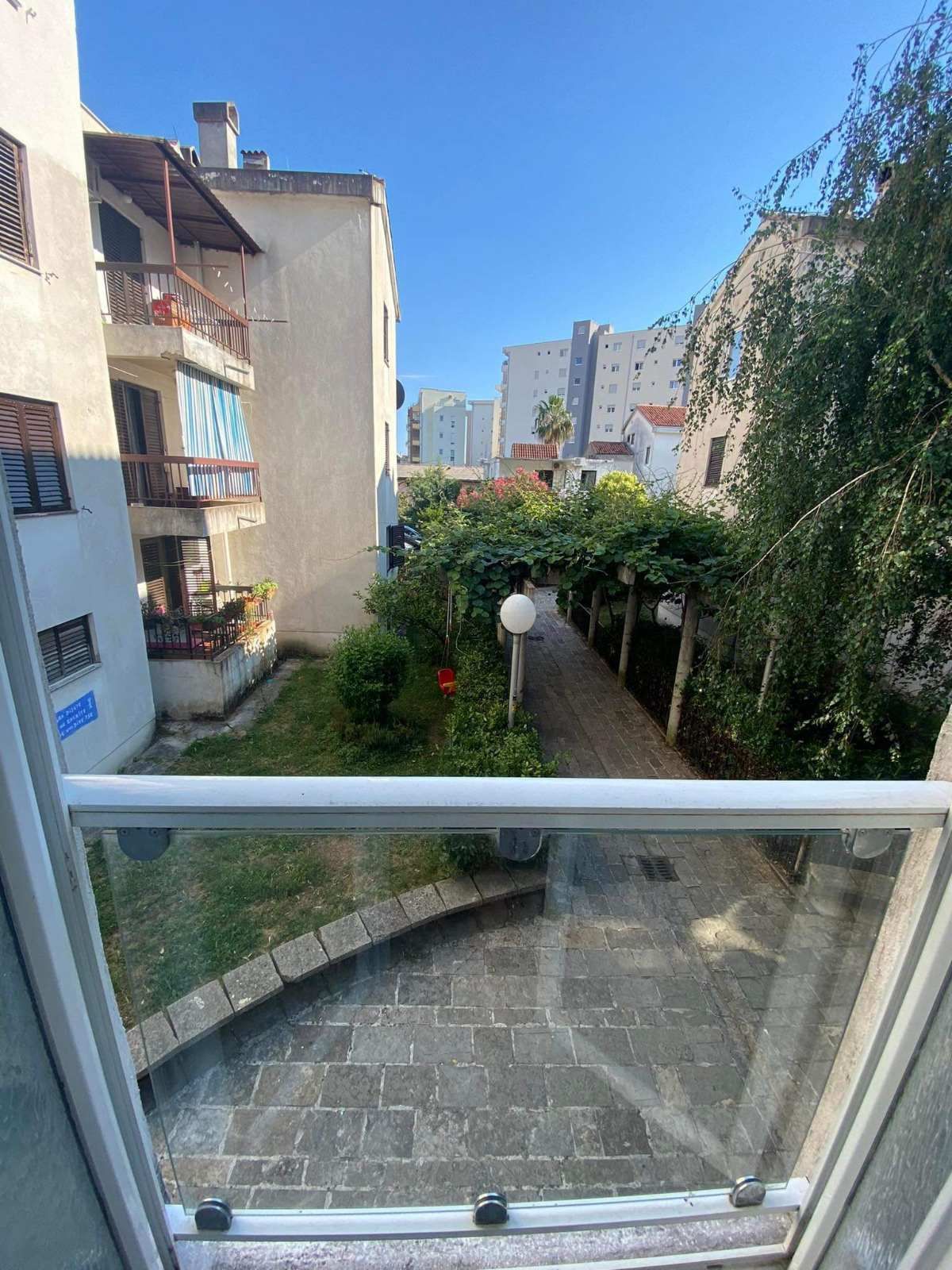 Jednosoban kompletno renoviran stan 44m2+5m2 terase. Golubovina, Budva - Amfora Real Estate