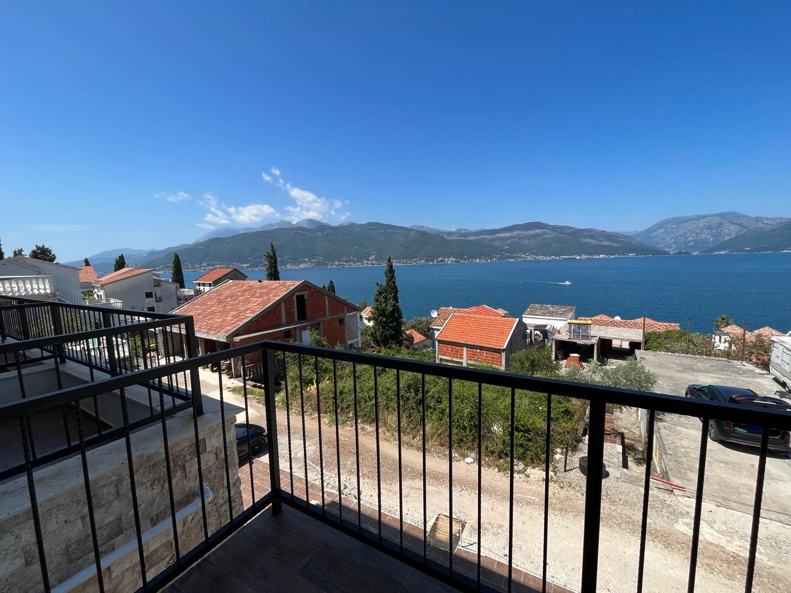 amforaproperty.com/Garsonjera sa pogledom na more na 50 m od plaže. Novogradnja. Krašići