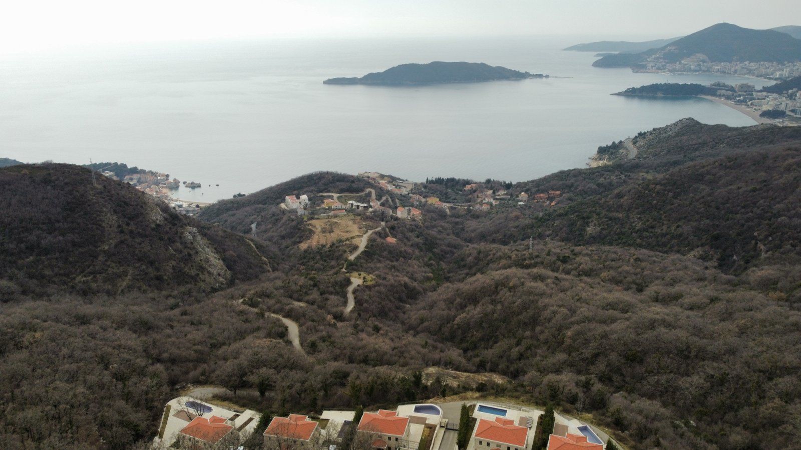 Urbanizovan plac sa prelepim pogledom na more u Kuljačama, opština Budva - 2170 m² - Amfora Real Estate