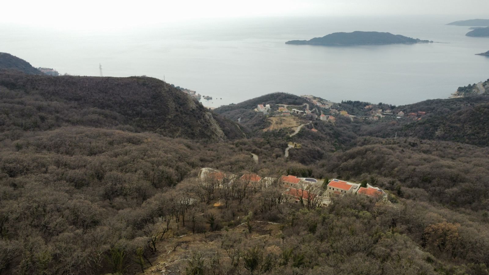 Urbanizovan plac sa prelepim pogledom na more u Kuljačama, opština Budva - 2170 m² - Amfora Real Estate