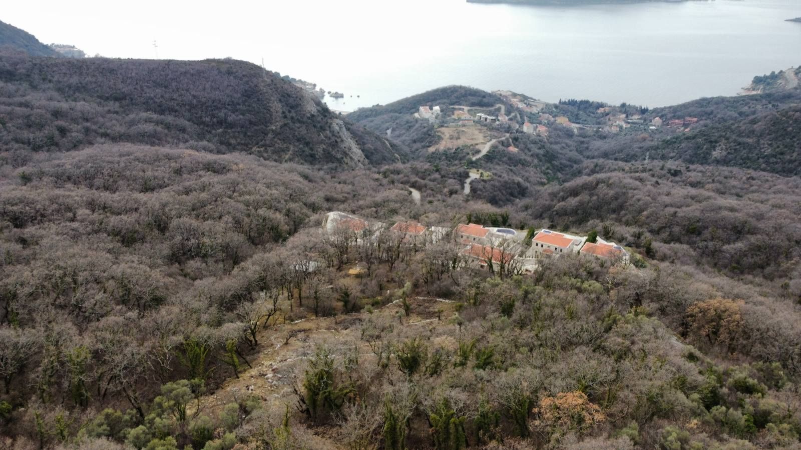 Urbanizovan plac sa prelepim pogledom na more u Kuljačama, opština Budva - 2170 m² - Amfora Real Estate