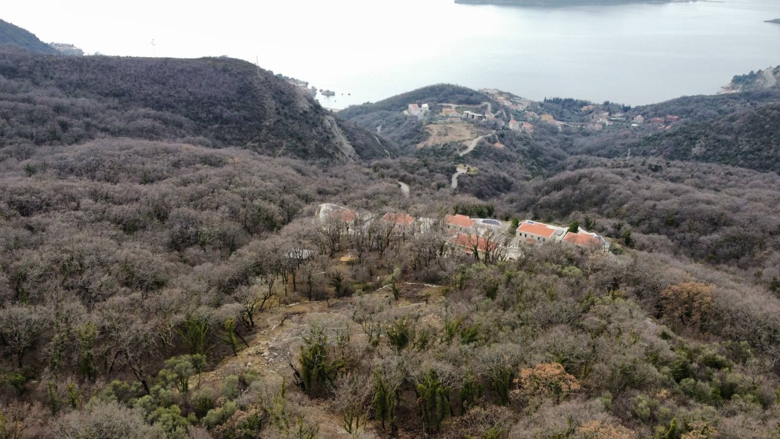 Urbanizovan plac sa prelepim pogledom na more u Kuljačama, opština Budva - 2170 m² - Amfora Real Estate