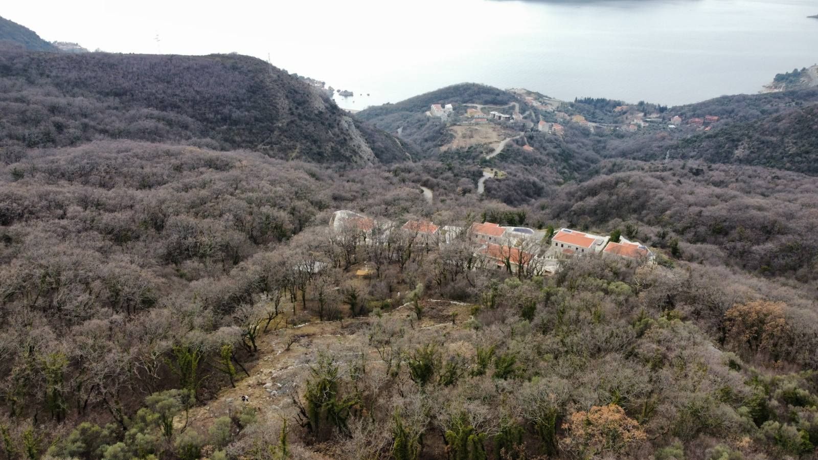 Urbanizovan plac sa prelepim pogledom na more u Kuljačama, opština Budva - 2170 m² - Amfora Real Estate