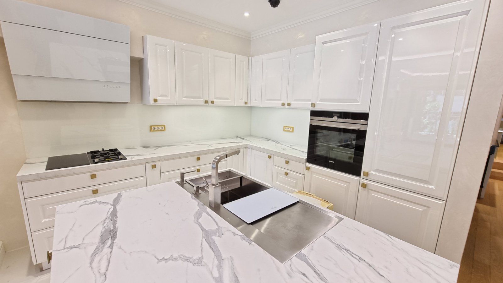 Dvosoban luksuzni stan 114m2 sa garaznim mestom u Budvi - Amfora Real Estate