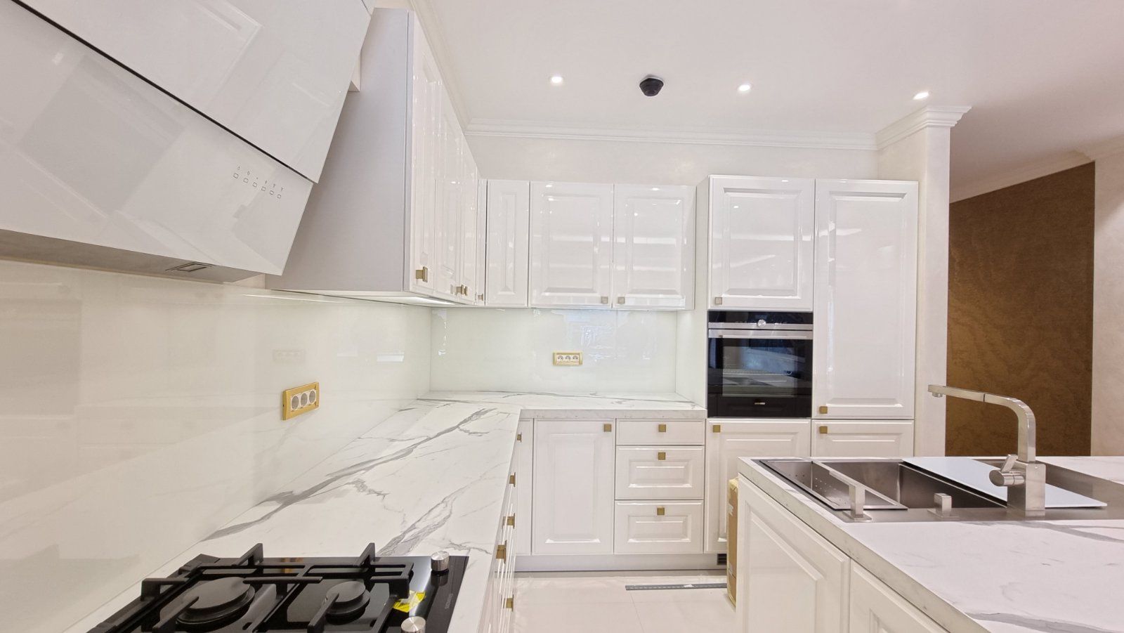 Dvosoban luksuzni stan 114m2 sa garaznim mestom u Budvi - Amfora Real Estate