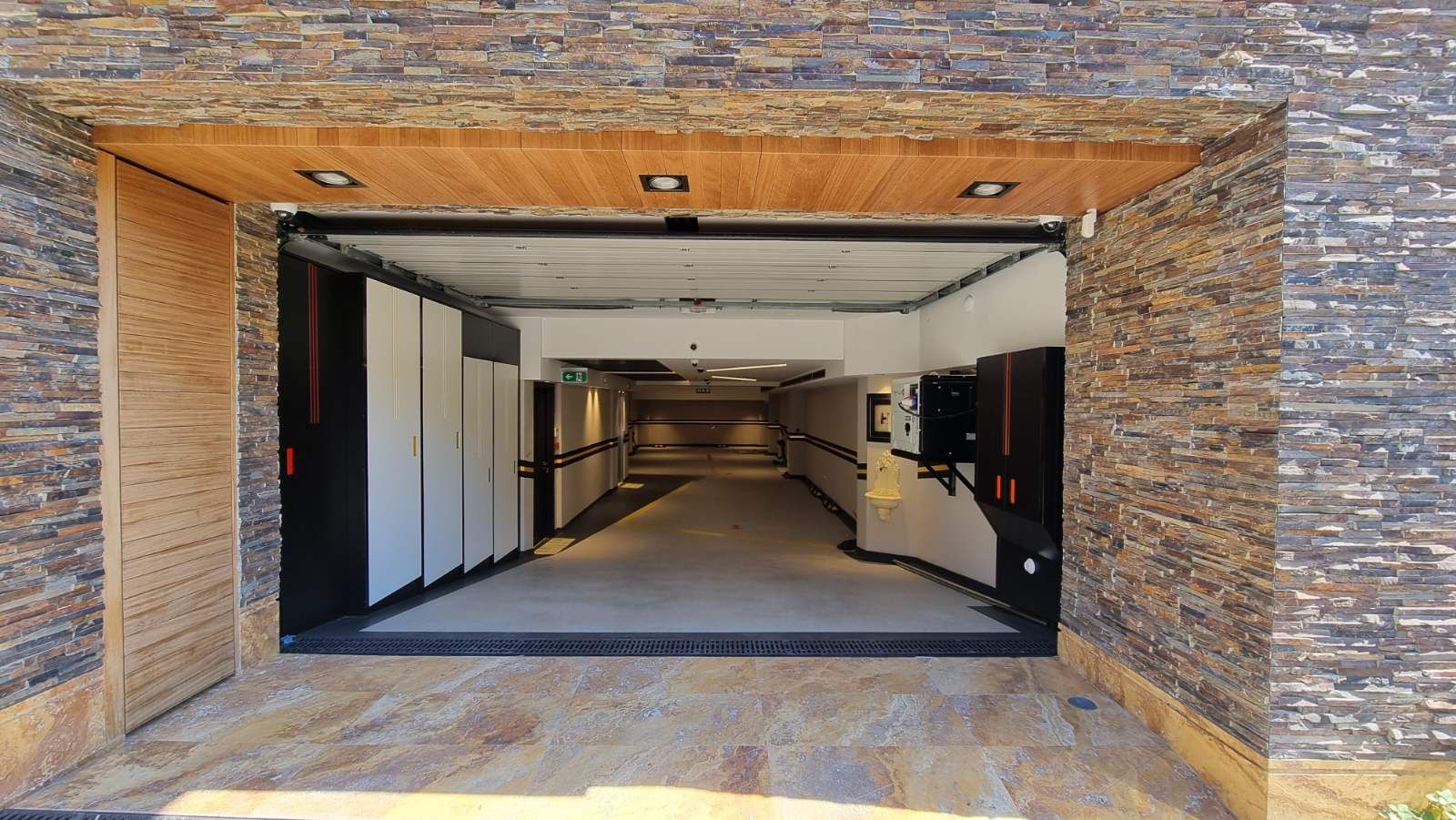 Dvosoban luksuzni stan 114m2 sa garaznim mestom u Budvi - Amfora Real Estate