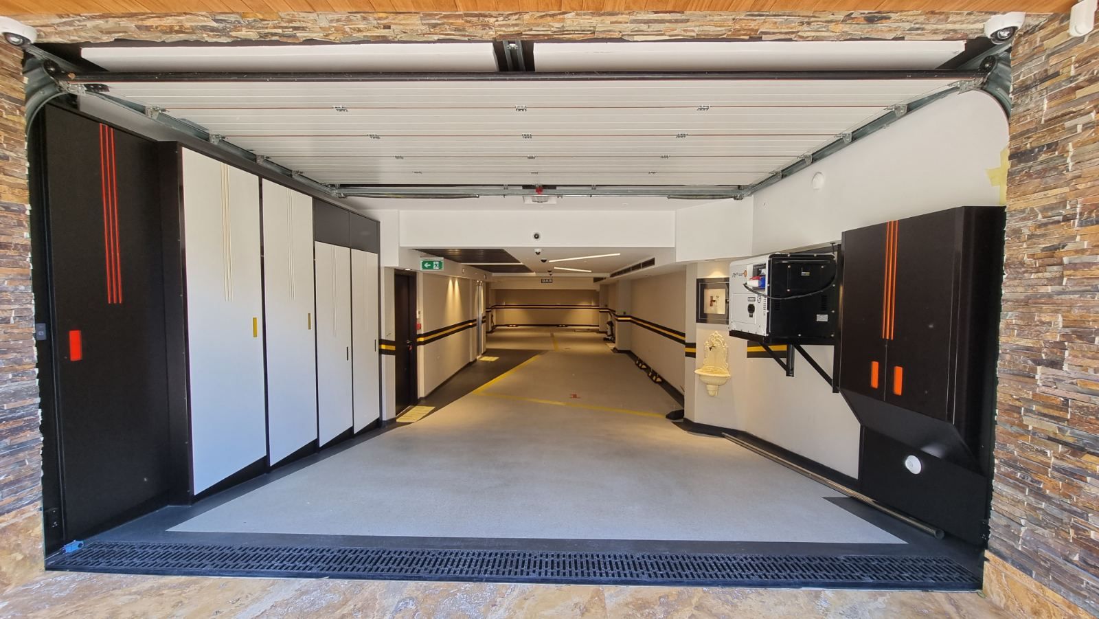 Dvosoban luksuzni stan 114m2 sa garaznim mestom u Budvi - Amfora Real Estate