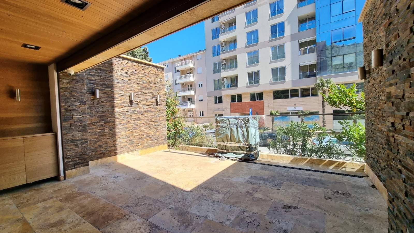 Dvosoban luksuzni stan 114m2 sa garaznim mestom u Budvi - Amfora Real Estate