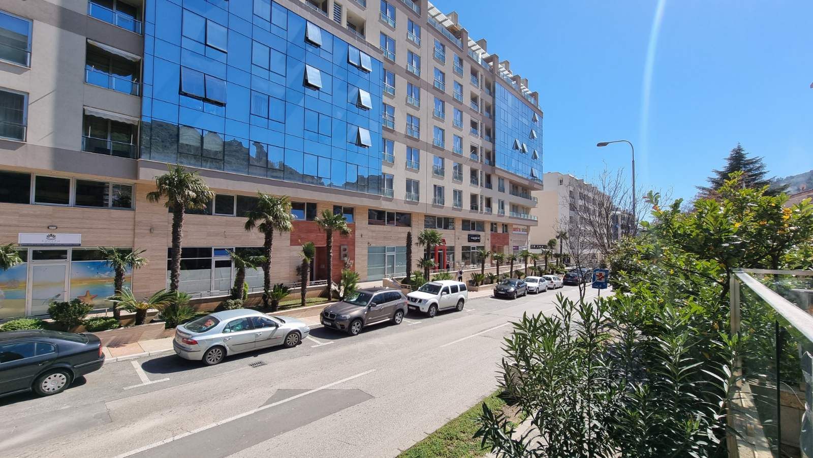 Dvosoban luksuzni stan 114m2 sa garaznim mestom u Budvi - Amfora Real Estate