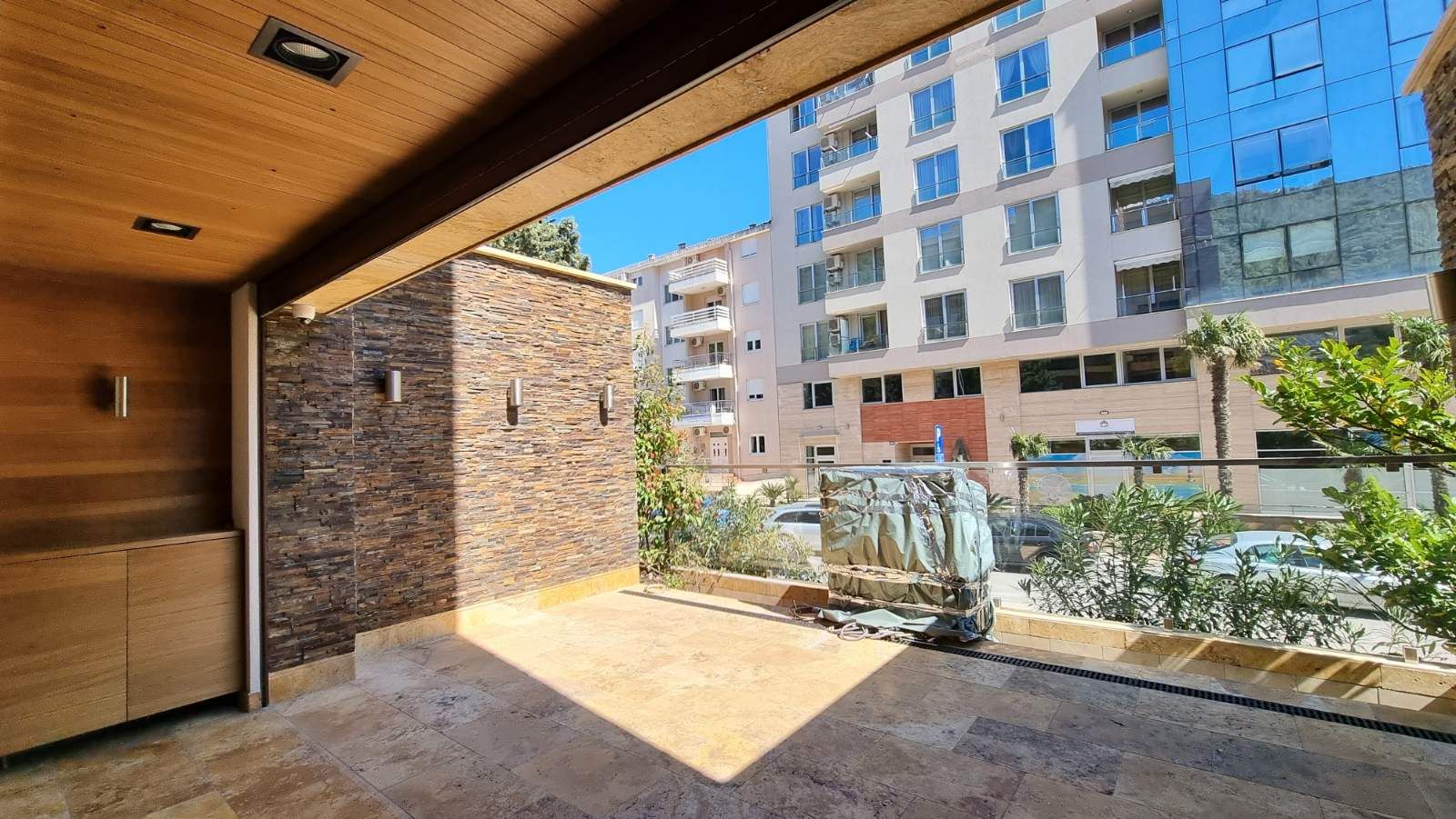 Dvosoban luksuzni stan 114m2 sa garaznim mestom u Budvi - Amfora Real Estate